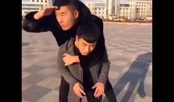 瘸子走路的短视频